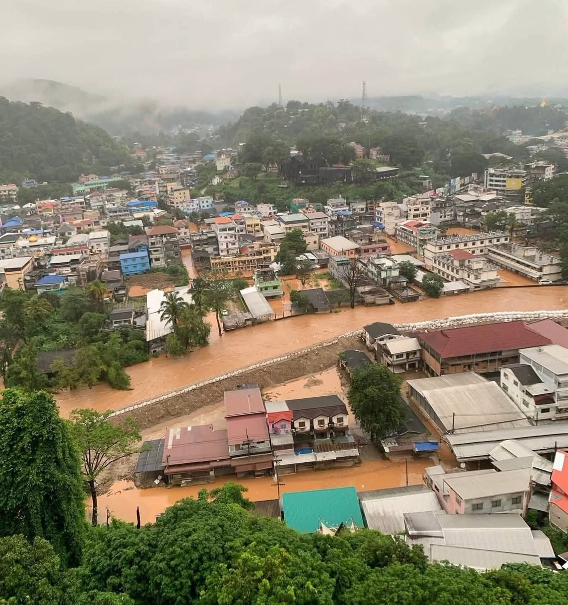 joe_black317's tweet image. ด่วนมาก!! น้ำสายทะลักเข้าท่วม #แม่สาย แล้ว ผนังกั้นน้ำแตกหลายจุด 

ปภ. ส่ง #CellBroadcast เข้ามือถือประชาชนในพื้นที่ให้ขนของขึ้นที่สูง และอพยพตั้งแต่ช่วงเช้าแล้ว

#น้ำท่วมแม่สาย #น้ำท่วมเชียงราย