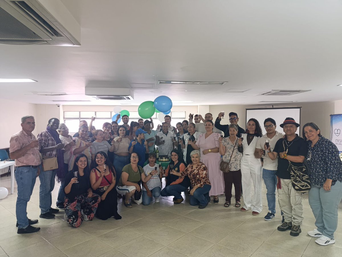 PazUrbanaCo's tweet image. 🎉 Acompañamos los 16 años de la Mesa de DDHH del Valle de Aburrá.
Escuchamos las luchas de los movimientos sociales de la ciudad y compartimos avances del espacio de diálogo. Seguimos construyendo sinergias por una paz urbana con justicia y dignidad. ✊🏽🕊️