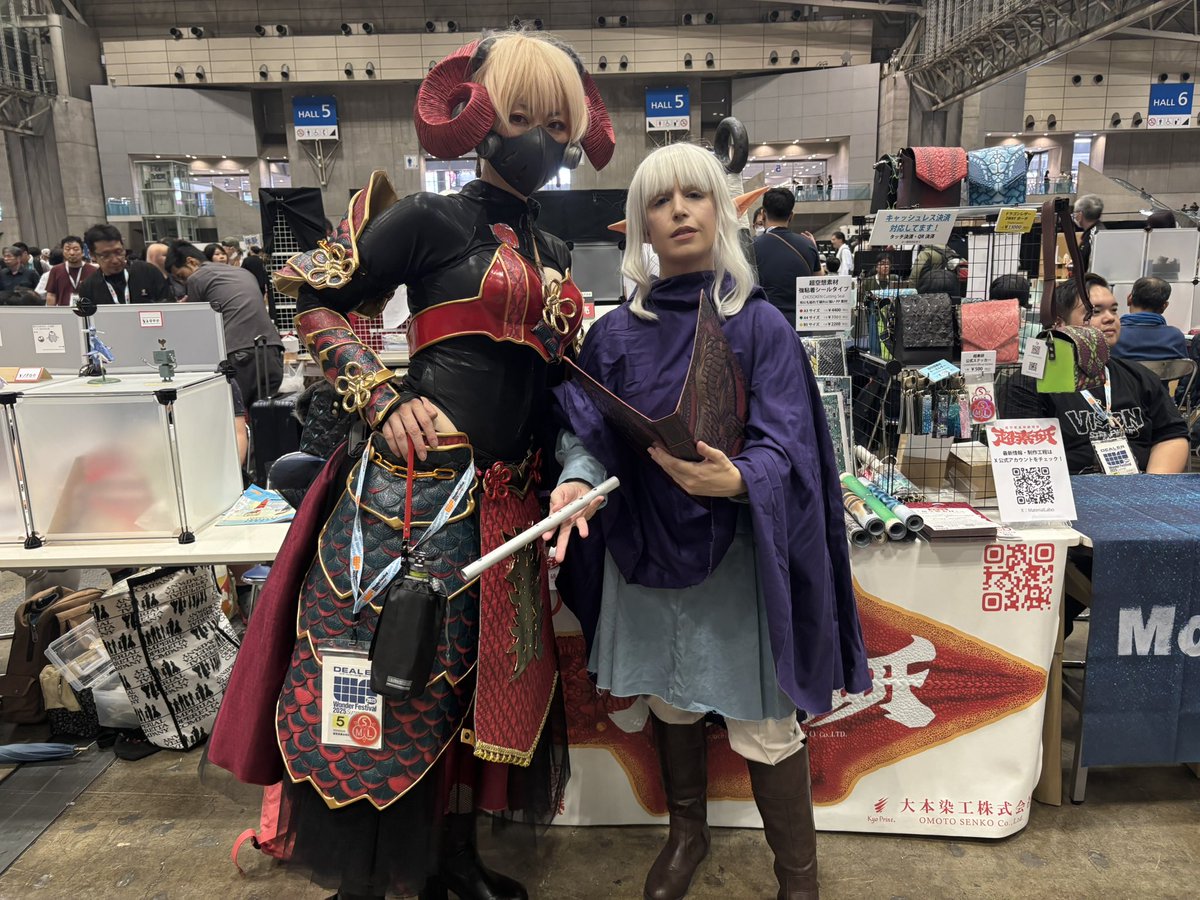 jordanwyn's tweet image. 素晴らしい@Rikomike 先生会いました!!!シスルのコスプレでこんな素敵な手作りの魔導書を持っていて本当に嬉しいです。本当にありがとうございました。またワンダーフェス冬で会いましょう🥰