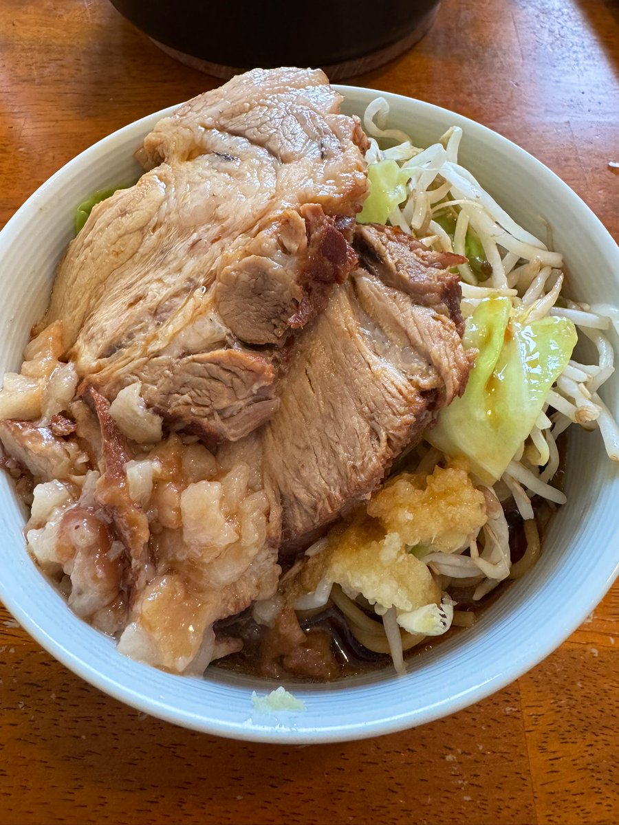ainame's tweet image. 日曜に塊肉（今回は豚）と野菜をじっくり調理し、肉汁で作ったソースを添えて家族に振る舞う、イギリスの伝統的な文化「サンデーロースト」