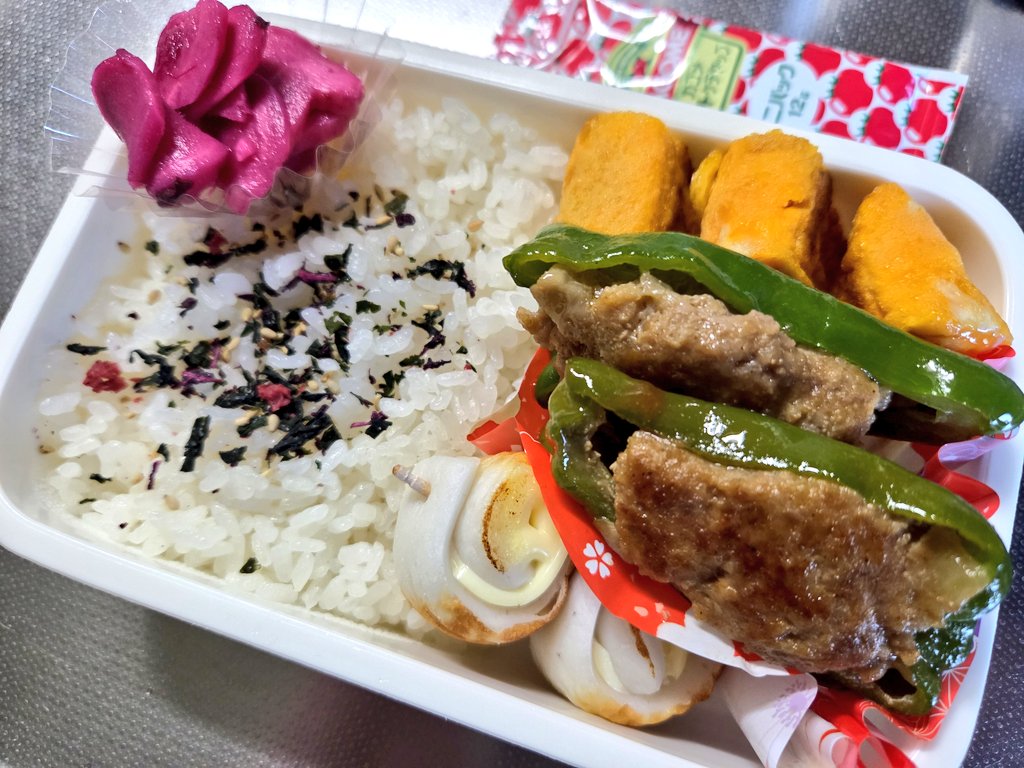 kiritossyaa's tweet image. おはようございます月曜日☀️
今週も暑そう!!!
今日はピーマンの肉詰め🍱
大きくて他のおかず入らない🫑
前に見た外れない方法試してみたら、成功した!!
またやろ~🥳
#お弁当
#お弁当記録
