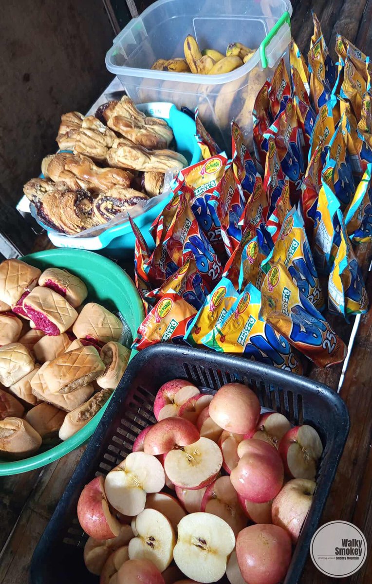 WalkySmokey's tweet photo. Thanks to a donation from that famous Japanese manga artist, we handed out fruits (not sweets!) to kids, dogs & cats this weekend. Breakfast vibes in the fruit kingdom 🇵🇭🍌🐾 Rainy season’s not over, but neither are we!
#Baseco #Manila #Slum #dogs #kids #Hope #ShareTheAbundance https://t.co/jW3h18pSN0