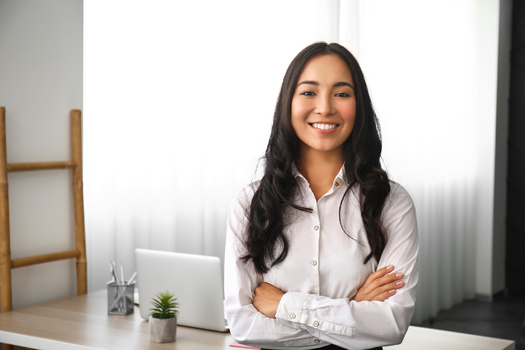 PNS_News's tweet image. A new study from the National Association of Colleges and Employers surveyed #professionals within ten years of #college graduation and found a big pay gap, with women earning 18% less than men.

pnsne.ws/3TWUmjJ