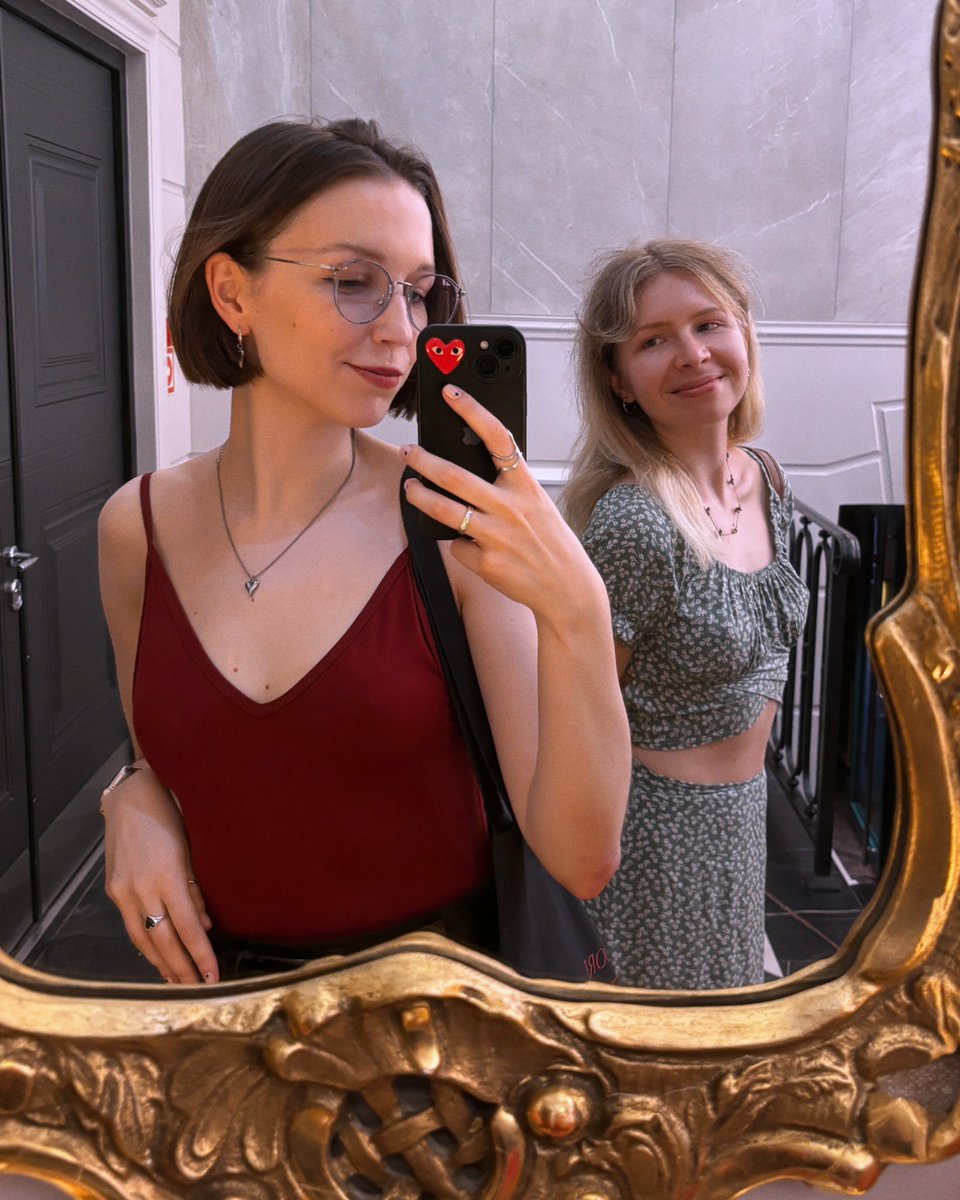 забыла совсем че вы там в этот свой твиттер пишете. вот красивые с <a href="/weaklinkmb/">bss ar133 (это я)</a> стоим, у вас там че?