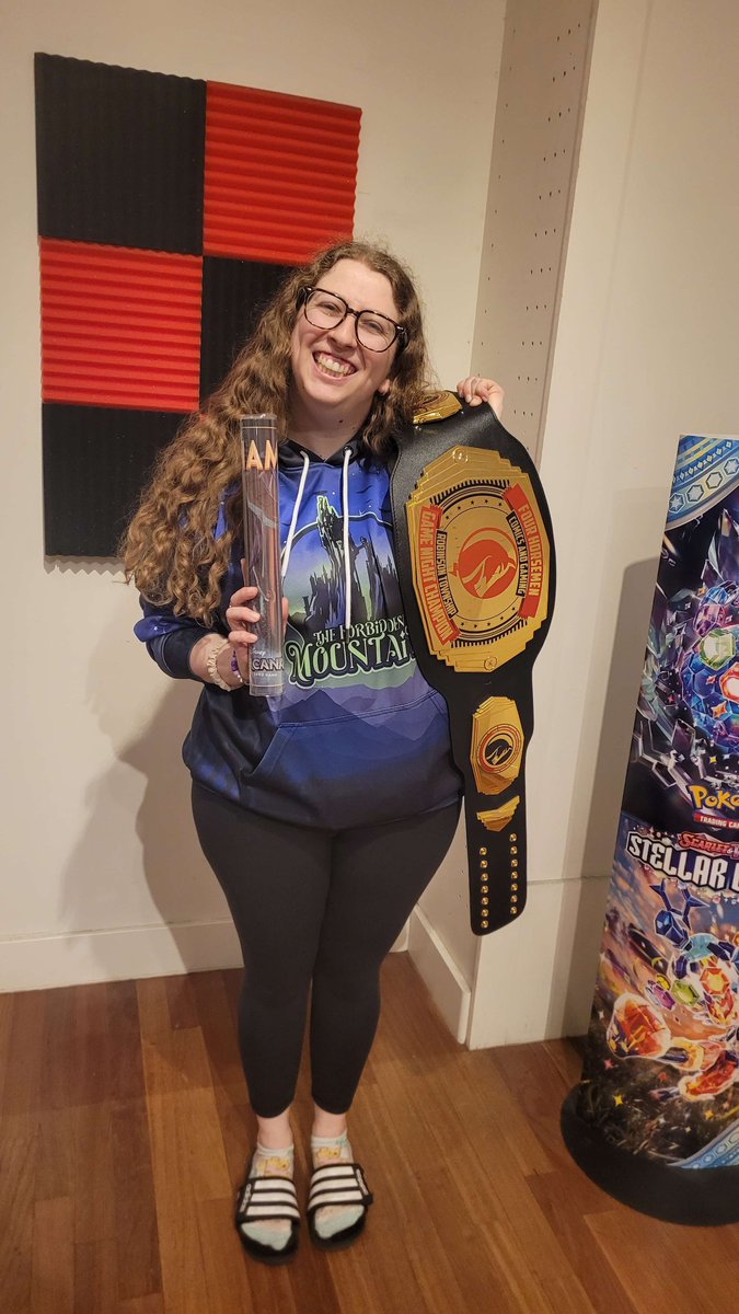 TFM | Melissa (@lizardkitty3) on Twitter photo Won the mat today with 🟣⚪️🧹!!
R1 🔴🟣 2-0
R2 🟢⚪️ 0-2
R3 🔴🟣 2-0
R4 🔴🔵 2-0
T4 🔴🔵 2-0
Finals 🔴🟣 2-0
<a href="/TFM_Lorcana/">The Forbidden Mountain</a> Won the mat today with 🟣⚪️🧹!!
R1 🔴🟣 2-0
R2 🟢⚪️ 0-2
R3 🔴🟣 2-0
R4 🔴🔵 2-0
T4 🔴🔵 2-0
Finals 🔴🟣 2-0
<a href="/TFM_Lorcana/">The Forbidden Mountain</a>