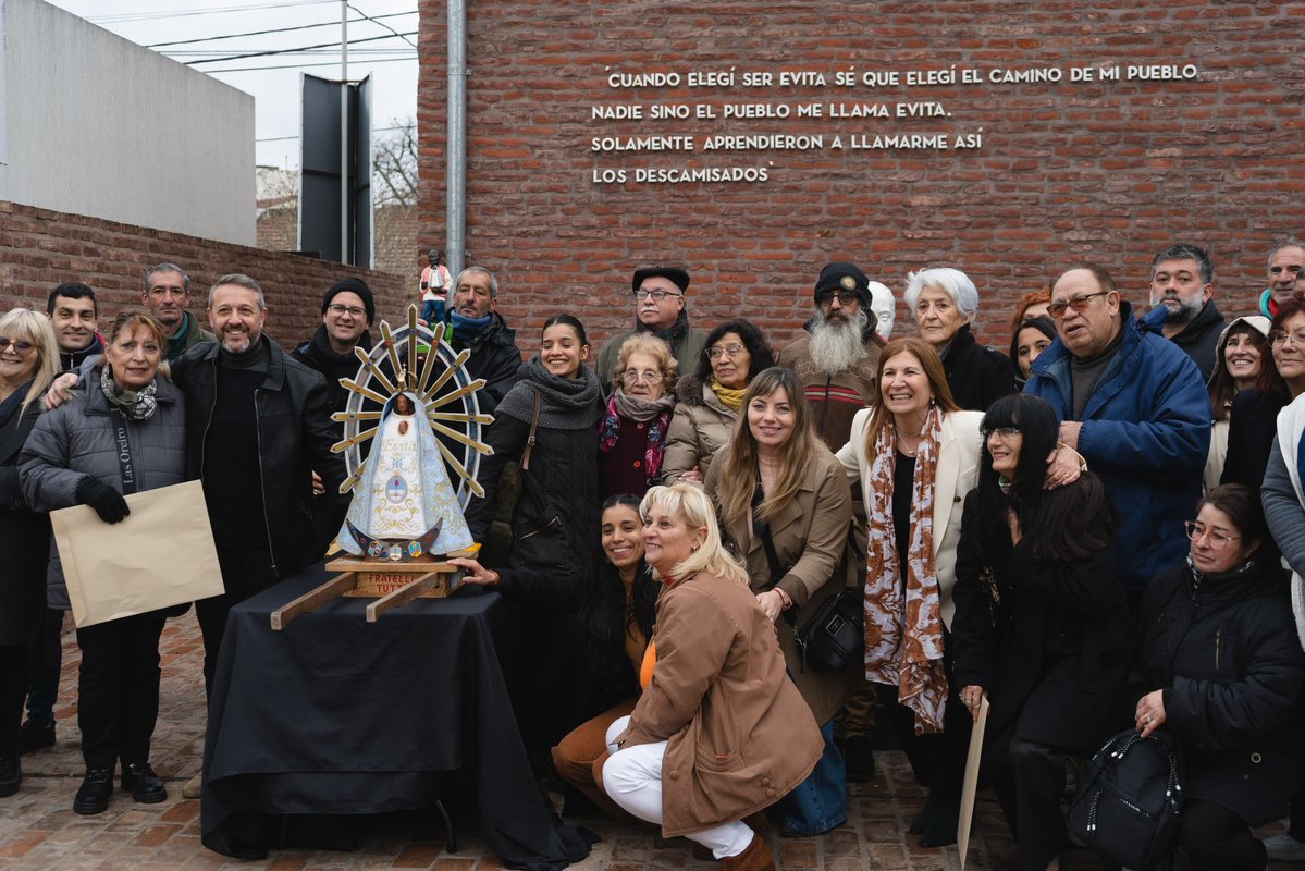 Viviana Guzzo (@guzzoviviana) on Twitter photo En el marco de un nuevo aniversario del fallecimiento de Evita, inauguramos dos nuevas muestras en el <a href="/casaevitapba/">Museo Provincial Casa Evita</a>.
Junto a vecinas y vecinos compartimos un sentido homenaje colectivo desde su pueblo natal 💙
<a href="/Kicillofok/">Axel Kicillof</a> <a href="/CulturaPBA/">Instituto Cultural de la Provincia de Buenos Aires</a> <a href="/fsaintout/">Florencia Saintout</a> En el marco de un nuevo aniversario del fallecimiento de Evita, inauguramos dos nuevas muestras en el <a href="/casaevitapba/">Museo Provincial Casa Evita</a>.
Junto a vecinas y vecinos compartimos un sentido homenaje colectivo desde su pueblo natal 💙
<a href="/Kicillofok/">Axel Kicillof</a> <a href="/CulturaPBA/">Instituto Cultural de la Provincia de Buenos Aires</a> <a href="/fsaintout/">Florencia Saintout</a>