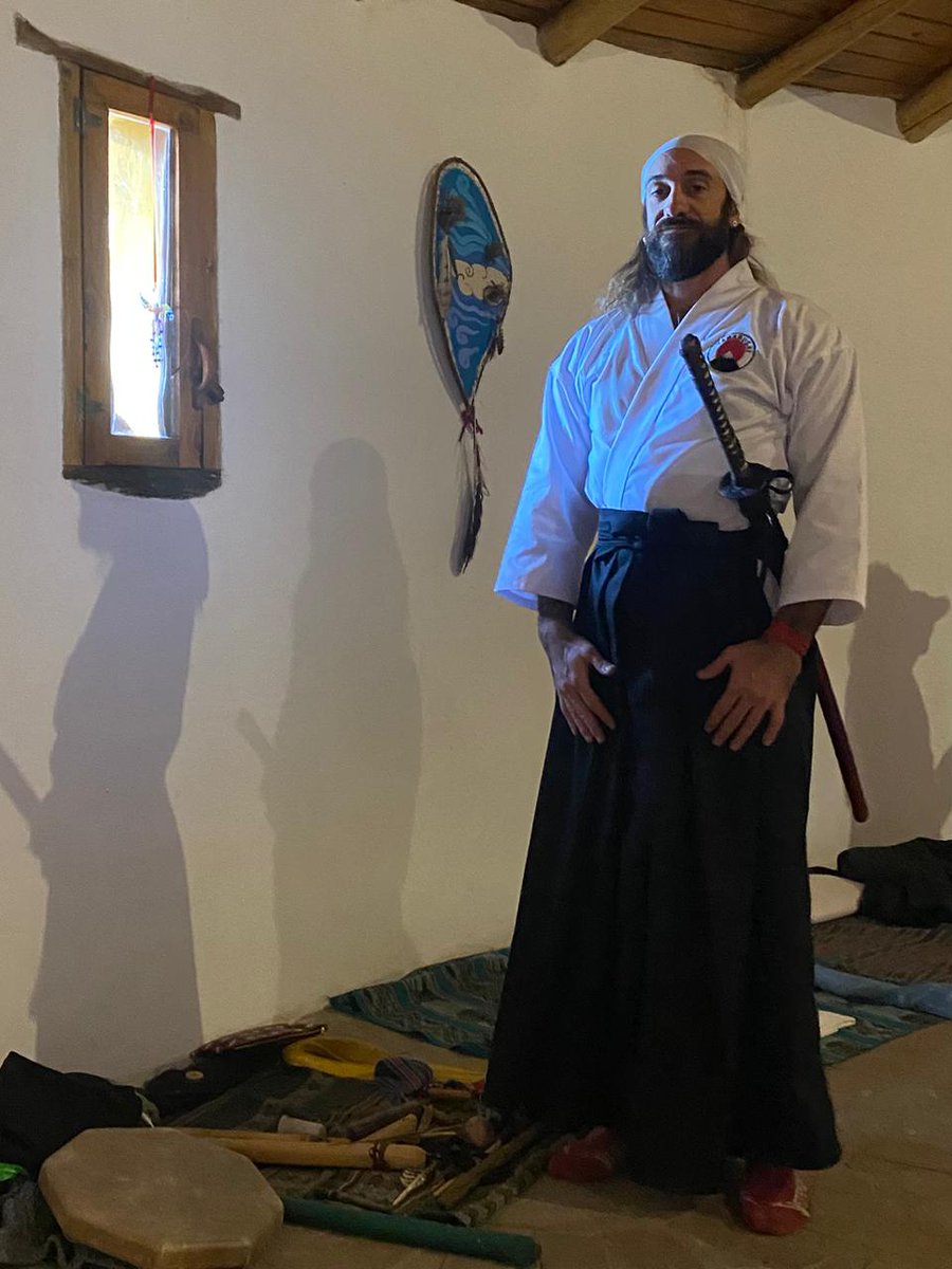 LeoTorcello's tweet image. Received my practice uniform from the Yamabushi school today. Continuing the path of Zen and iaido. 🥋⚔️