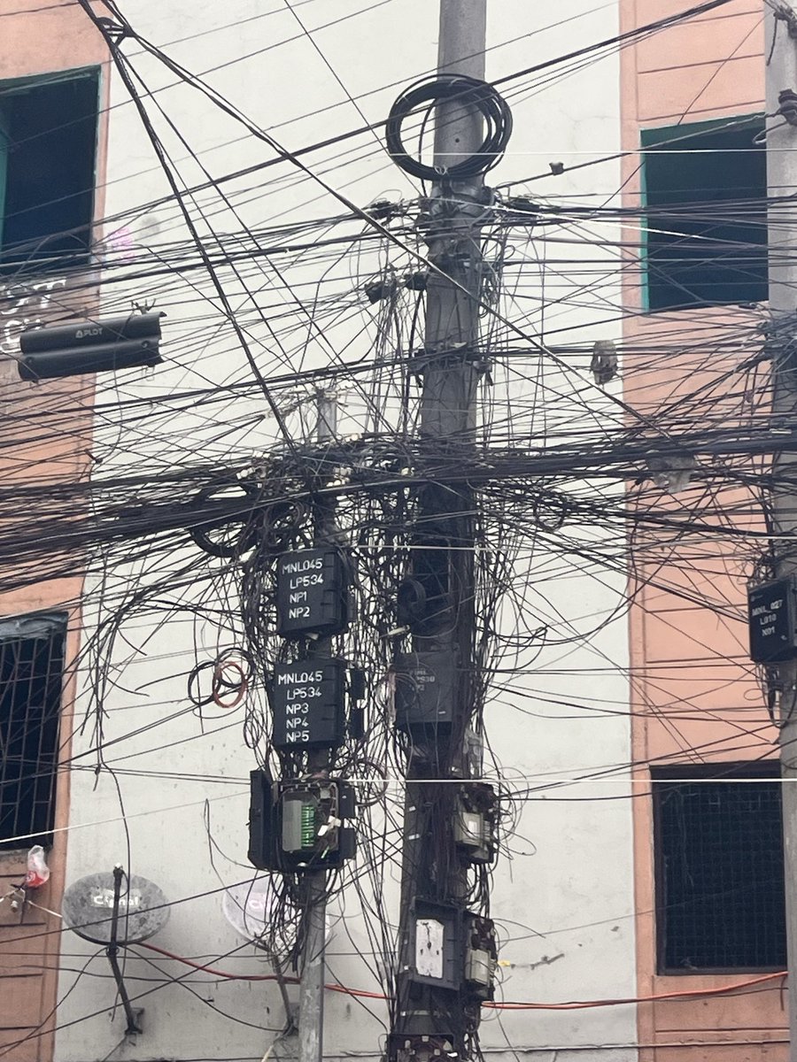 parakeetsan's tweet image. ごちゃごちゃ🌀
いろんなところ切れてるし火事にならないか心配してます
#電線
#ケーブル