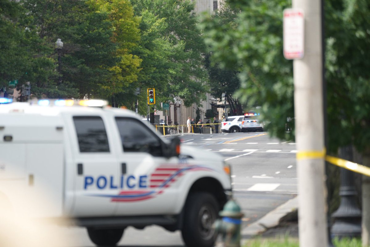 theinformant_x's tweet image. ❗️💣🇺🇲 - White House Area Secured as DC Bomb Squad Investigates Suspicious Package
A suspicious package near the Eisenhower Executive Office Building prompted the DC Bomb Squad, Secret Service, and Metropolitan Police to secure the White House area, closing 15th Street NW and…