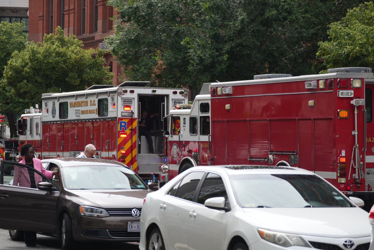 theinformant_x's tweet image. ❗️💣🇺🇲 - White House Area Secured as DC Bomb Squad Investigates Suspicious Package
A suspicious package near the Eisenhower Executive Office Building prompted the DC Bomb Squad, Secret Service, and Metropolitan Police to secure the White House area, closing 15th Street NW and…