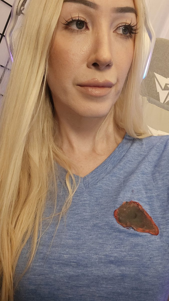 PhoebeOnTV's tweet image. Went to a Buffy (The Vampire Slayer) themed party.
Nobody knew who I was meant to be... 🥲