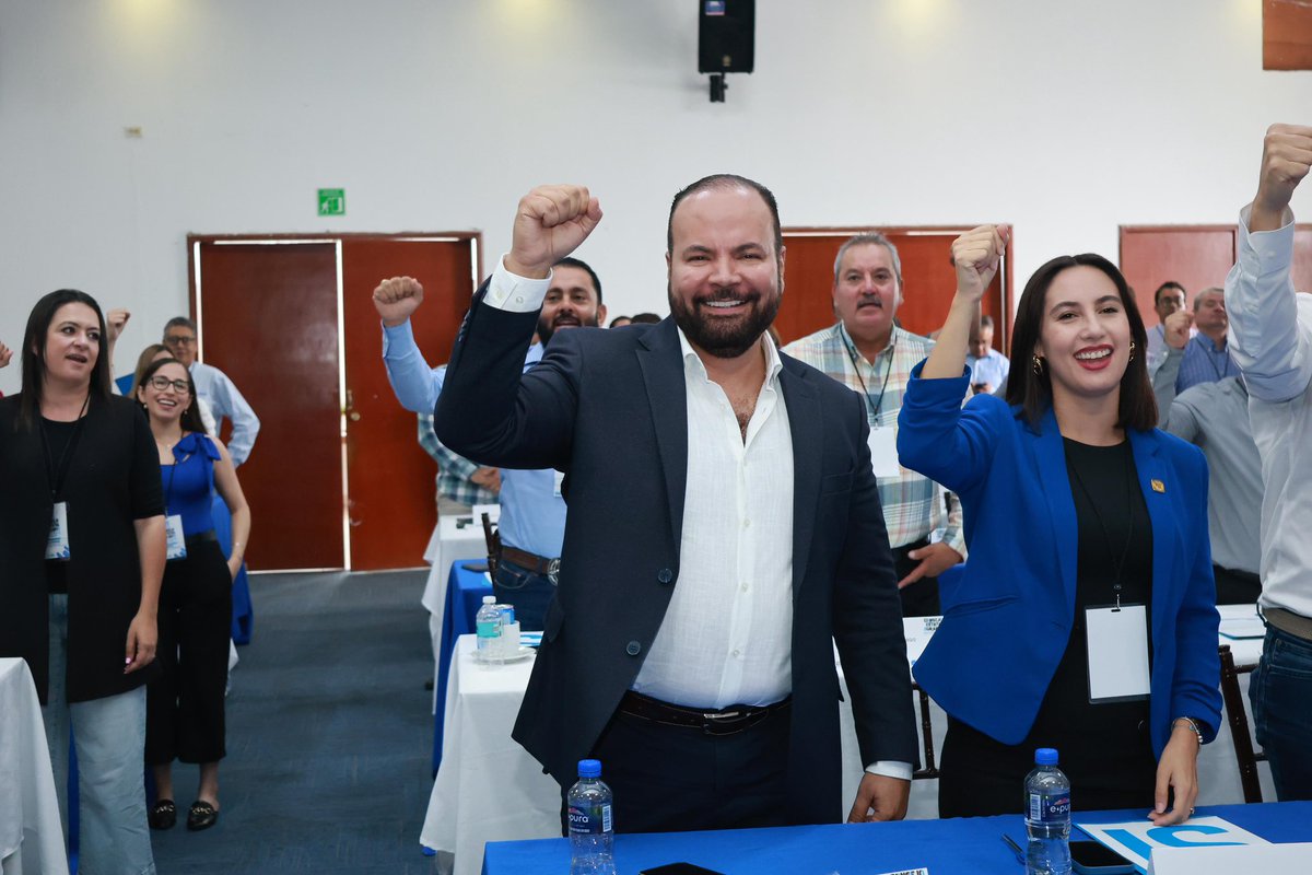 Toño Ochoa (@josejoseantonio) on Twitter photo ¡Avanzamos con rumbo, trabajo y unidad en <a href="/AccionNacional/">Acción Nacional</a>! 🔵
Felicidades a <a href="/mario14sm/">Mario Salazar Madera</a> y <a href="/sofdr25/">Sofía Durán</a> por esta segunda temporada al frente del <a href="/CDEPANDurango/">PAN Durango</a>.
En Durango, seguiremos dando resultados con buenos gobiernos, que respondan a la confianza de la gran familia duranguense. ¡Avanzamos con rumbo, trabajo y unidad en <a href="/AccionNacional/">Acción Nacional</a>! 🔵
Felicidades a <a href="/mario14sm/">Mario Salazar Madera</a> y <a href="/sofdr25/">Sofía Durán</a> por esta segunda temporada al frente del <a href="/CDEPANDurango/">PAN Durango</a>.
En Durango, seguiremos dando resultados con buenos gobiernos, que respondan a la confianza de la gran familia duranguense.