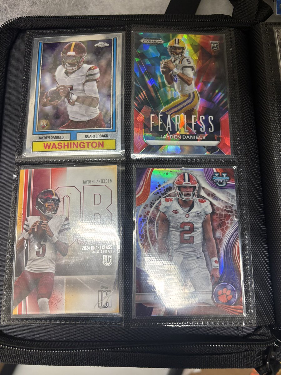 PullEmSports's tweet image. Selling a full mini book! More than 50 cards! 
Numbered, autographs, inserts from the best! 
Jayden Daniels, Skenes, Bo Nix, JJ McCarthy, Evan Carter, Dylan Crews, Caglianone, A Rod, AND MORE!

$70 shipped! Will send a picture of every page prior to buying! 

#PullEmSports
