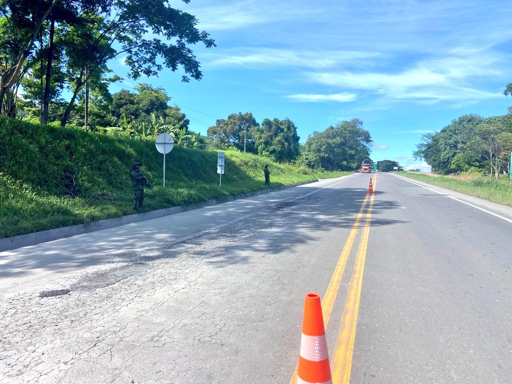 Ejercito_Div1's tweet image. En el #Cesar, soldados del Batallón Especial Energético y Vial N.° 3 de la #DécimaBrigada brindan seguridad a los habitantes y a quienes transitan por el departamento, fortaleciendo la presencia institucional.
#ViajeSeguro
