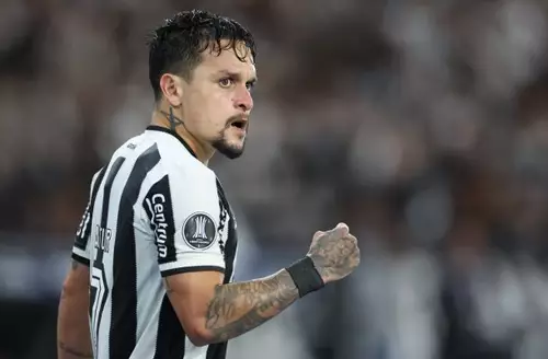 EspacoGlorioso's tweet image. 🚨🚨 BOTAFOGO RECUSOU A PROPOSTA DE €15 MILHÕES POR ARTUR!

O Botafogo recebeu uma proposta do Spartak Moscou, de R$ 98 milhões, por Artur, mas recusou a proposta.

O Glorioso conta com o jogador e não quer vendê-lo. Além disso, Artur não deseja retornar à Rússia e não deu sinal…