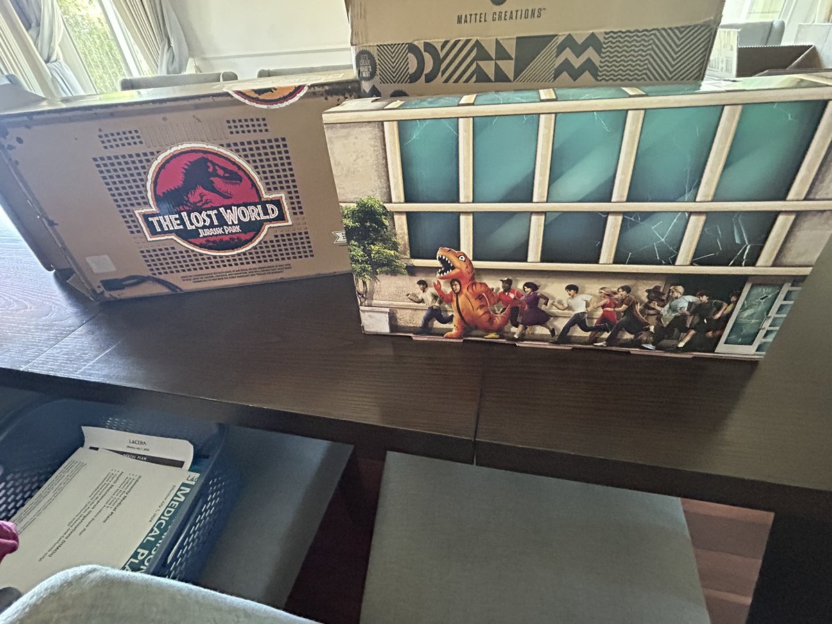 Sickle_Claw's tweet image. Got home from comic con to finally have. Chance to open my Convention crasher Bull Trex! Now that’s awesome!