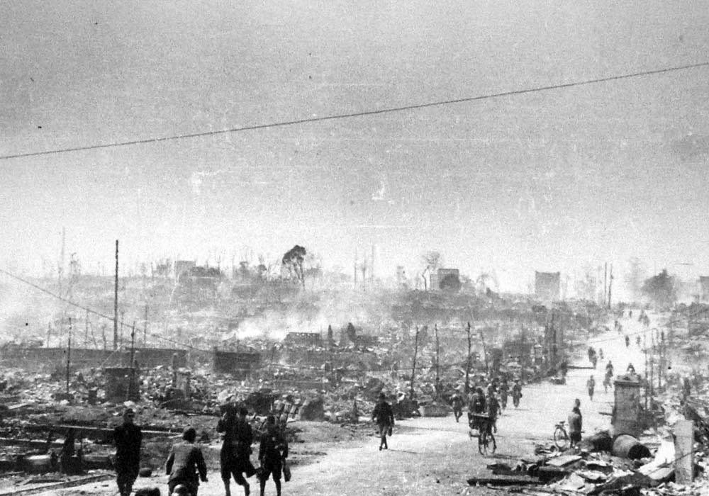 Mehmet_Stern's tweet image. L'opération Meetinghouse, menée par l'US Army Air Forces (USAAF) sous le commandement du général Curtis LeMay, a eu lieu dans la nuit du 9 au 10 mars 1945. Elle impliquait 279 bombardiers B-29 Superfortress larguant environ 1’665 tonnes de bombes incendiaires, principalement des…