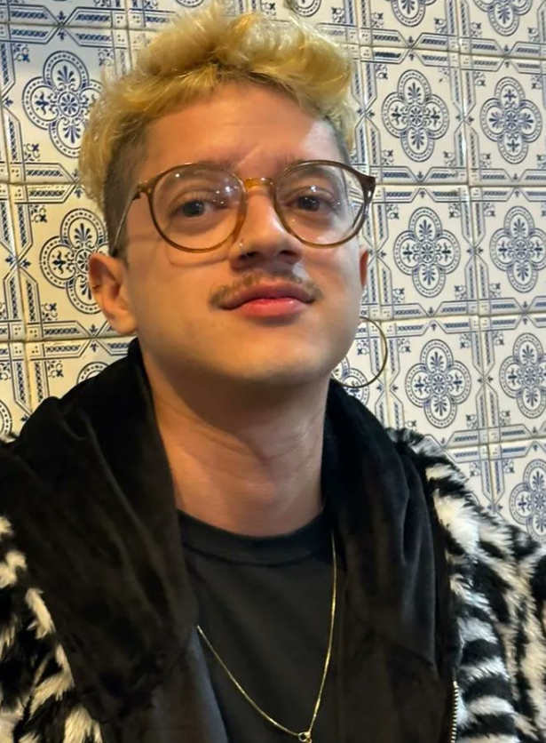 VelhoChapadoR6's tweet photo. @lepetitrusso @diabloR6S ele/ela 🏳️‍🌈KKKKKKKKKKKKK cara q desgosto q eu teria de ser seu pai man pqp https://t.co/nDymxi8Eoe