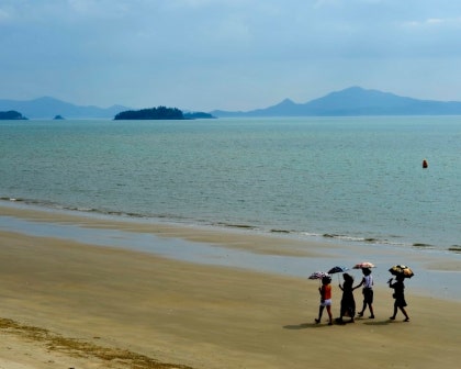 바다 곁, 함께 걷는 마음들.

바다는 아무 말도 하지 않았지만
네 사람의 걸음은 참 다정했습니다

우산을 들고 나란히 걷는 모습이
꼭 같은 추억 속을 건너는 풍경 같았습니다

속도는 달라도, 마음은 같고
말은 없어도, 공기는 따뜻했습니다

바다는 그들을 위해
잔잔하게 숨을 고르고 있었습니다