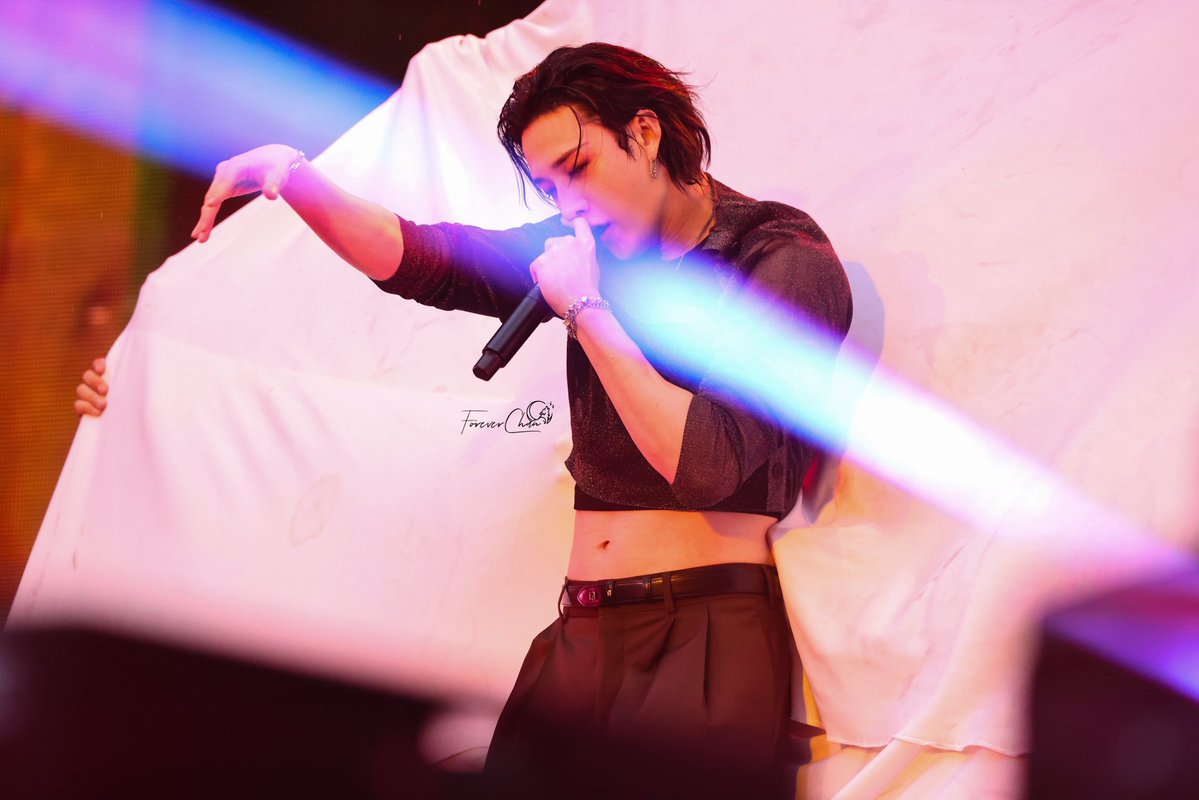 gnabnahc97chris's tweet image. THE CROP TOP FOR GODS SAKE!!! 😭😭😭