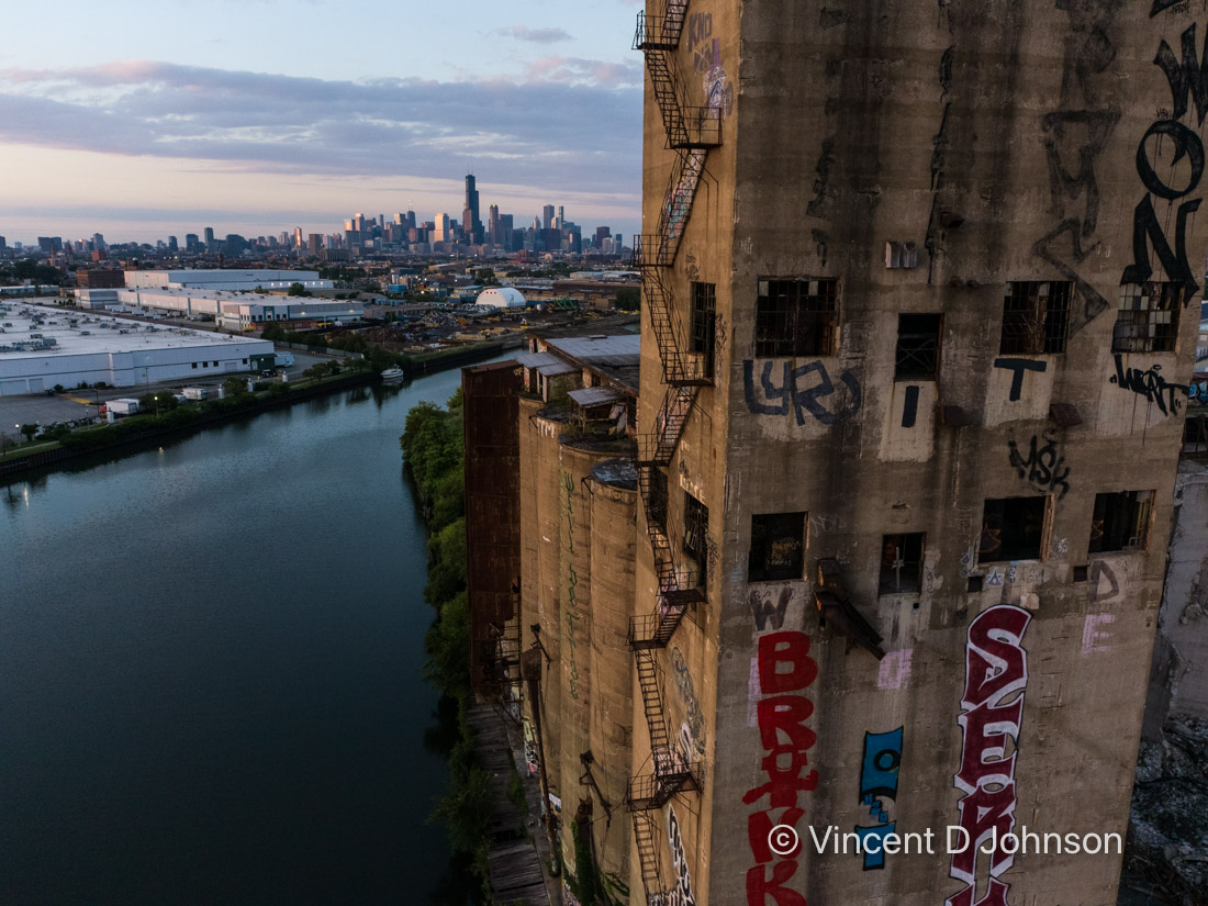 VincentDJohnson's tweet image. More of the Damen Avenue silos from last night in #Chicago.