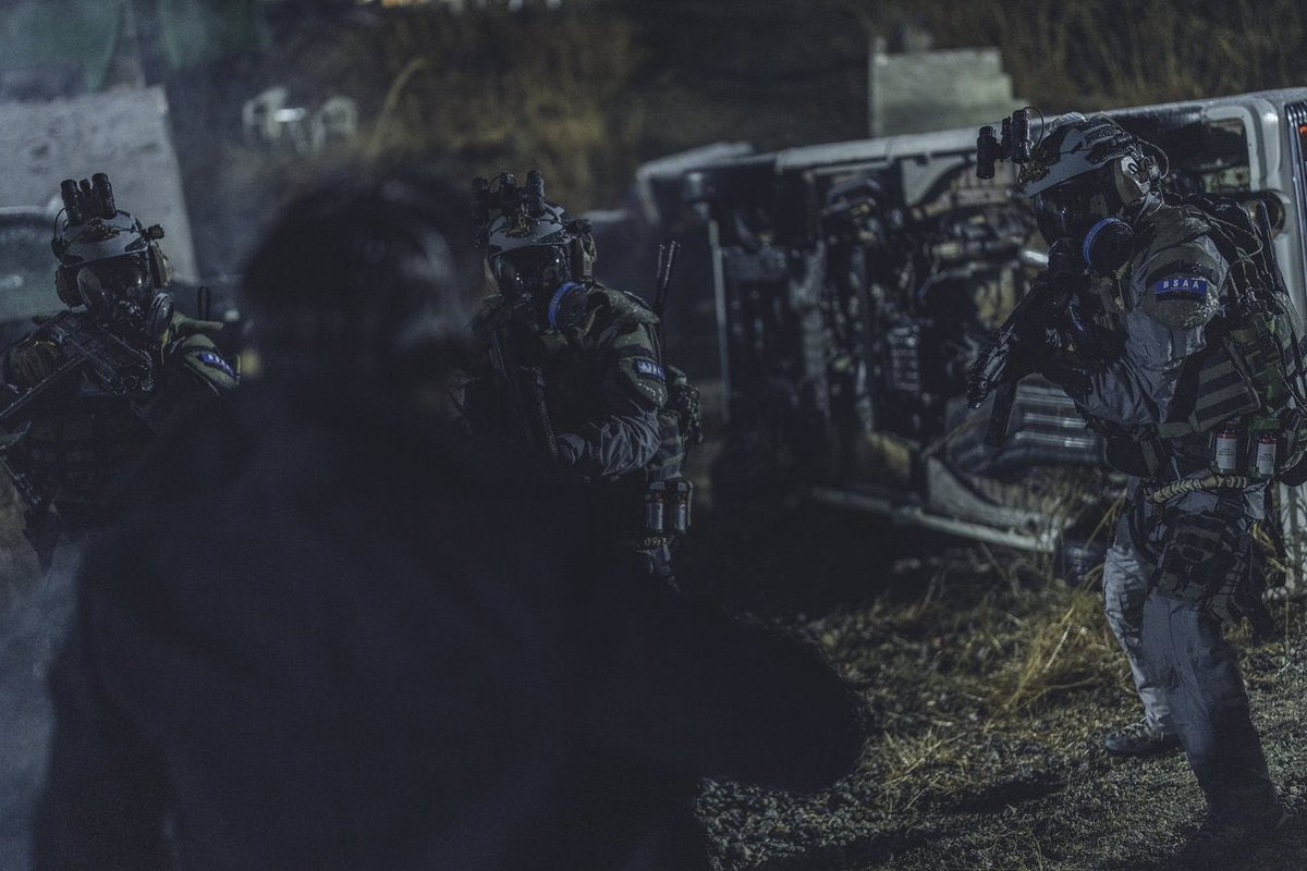 【BIOHAZARD Ⅷ VILLAGE】/ If story

Chris vs BSAA

📸：<a href="/0122Sug/">ぐるぐる☆すっくん</a> 
#REBHFun