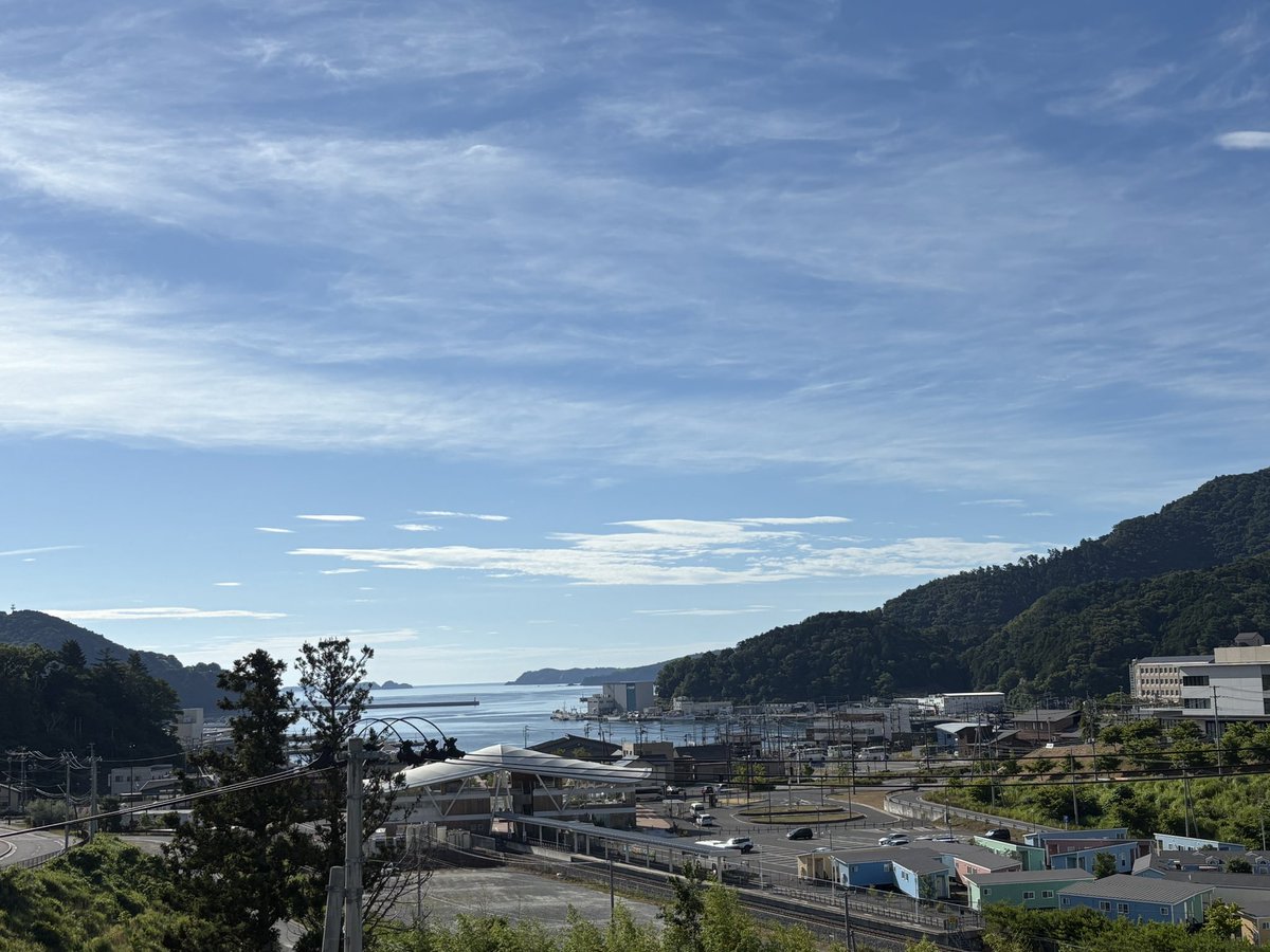 onagawaFM's tweet image. おはようございます。
今朝の気温は27℃、最高気温は32℃の予想です。今日は町内ではお祭りの片付けの作業があります。
昨日よりひざしは強そうですので熱中症にご注意下さい。
(松) #女川 #onagawafm