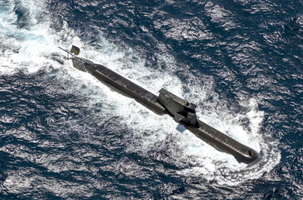 Brightmind24_7's tweet image. 🇬🇧🇦🇺 Britain and Australia have signed a historic $27B deal to build nuclear-powered submarines as part of the AUKUS partnership.

The pact, launched in 2021 with the US, aims to boost Australia’s defense in the face of rising tensions with China in the Indo-Pacific.

Photo:…