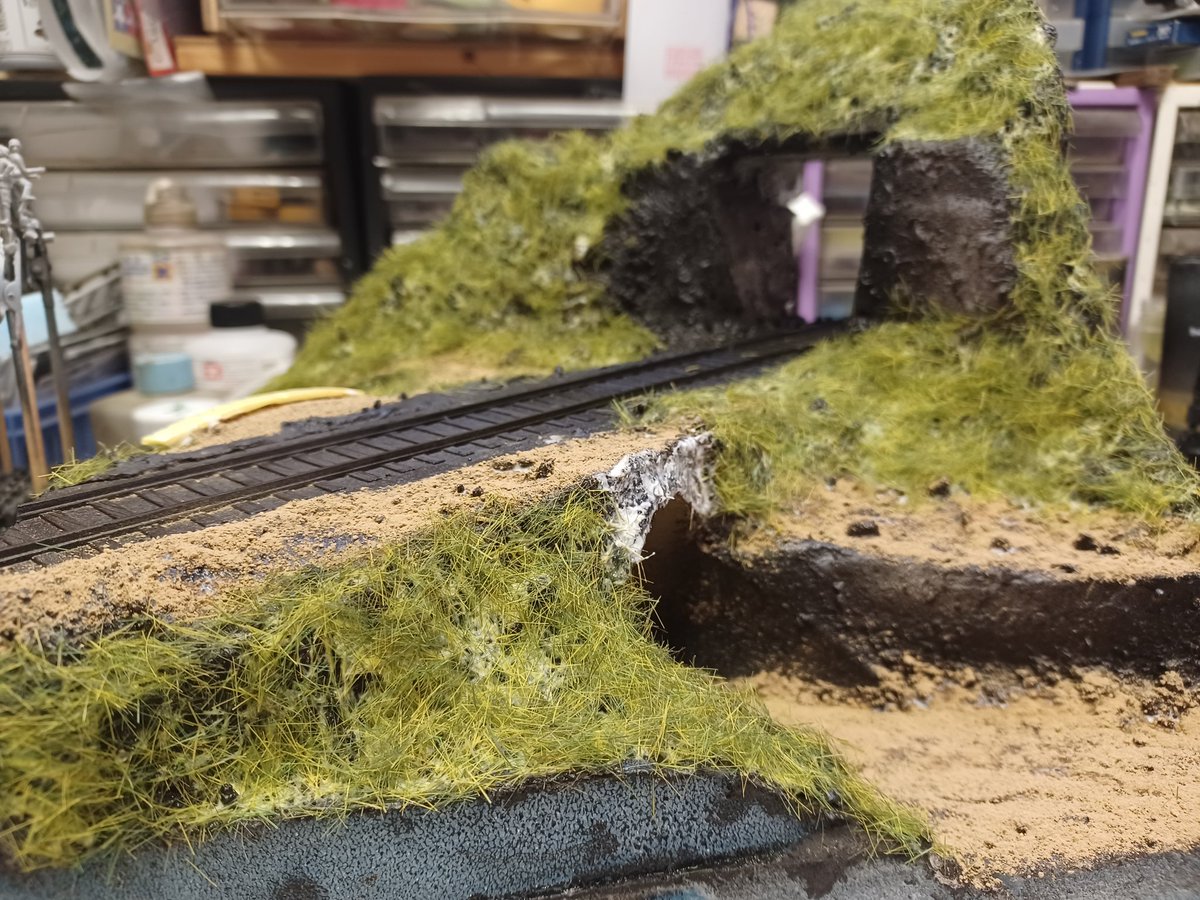 cO8FCBSUSTv1Z2's tweet image. 1/72のジオラマ製作しております。
ジェッソに砕いた赤玉土を混ぜたものを全体に塗り乾燥したら焦げ茶色で塗装して基本ベースを作り、ベースとなるテクスチャーを付けていきます。乾燥したら塗装したり草木を生やしたりあれやこれややっていきます
