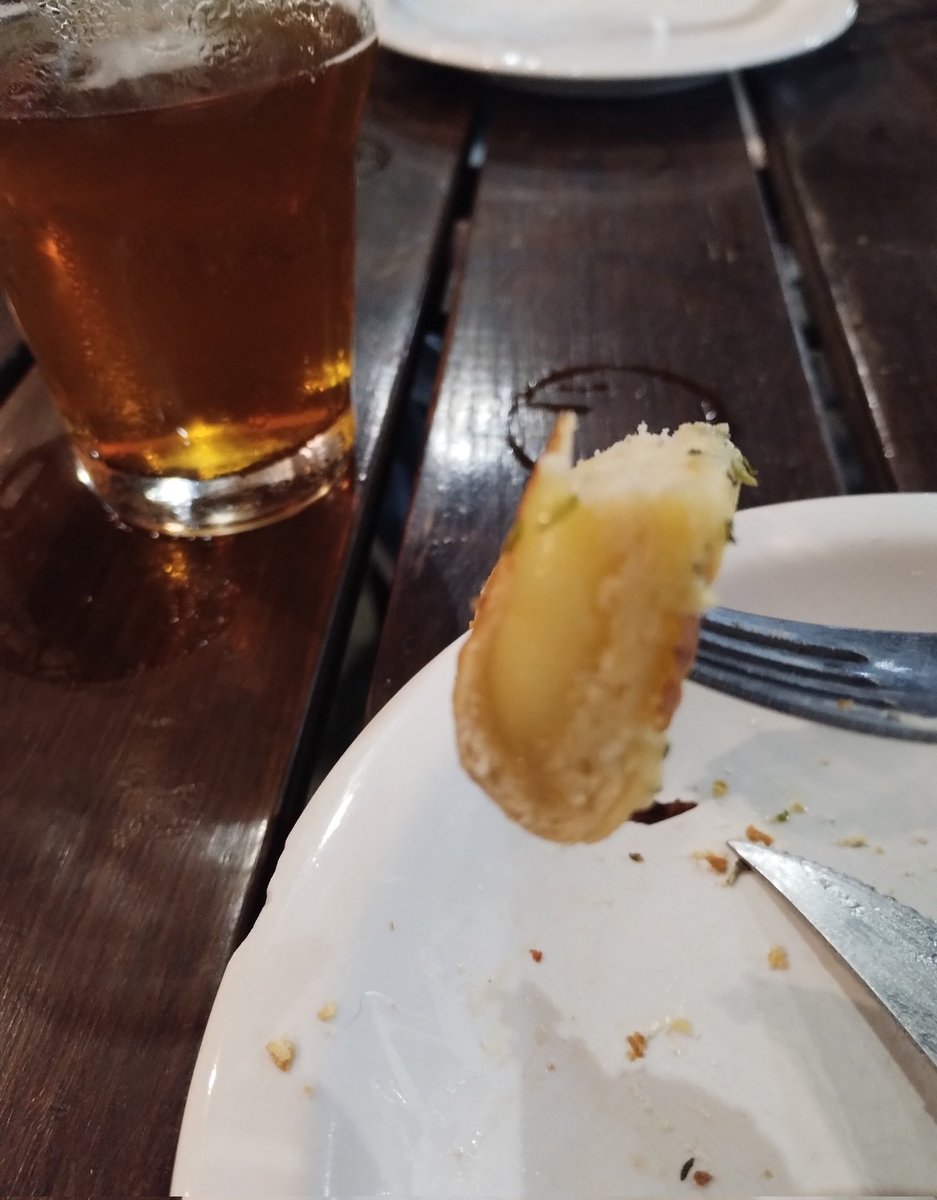 cuervafenix's tweet image. En el paraíso de los gordos, los bordes de la pizza vienen rellenos de mozzarella.