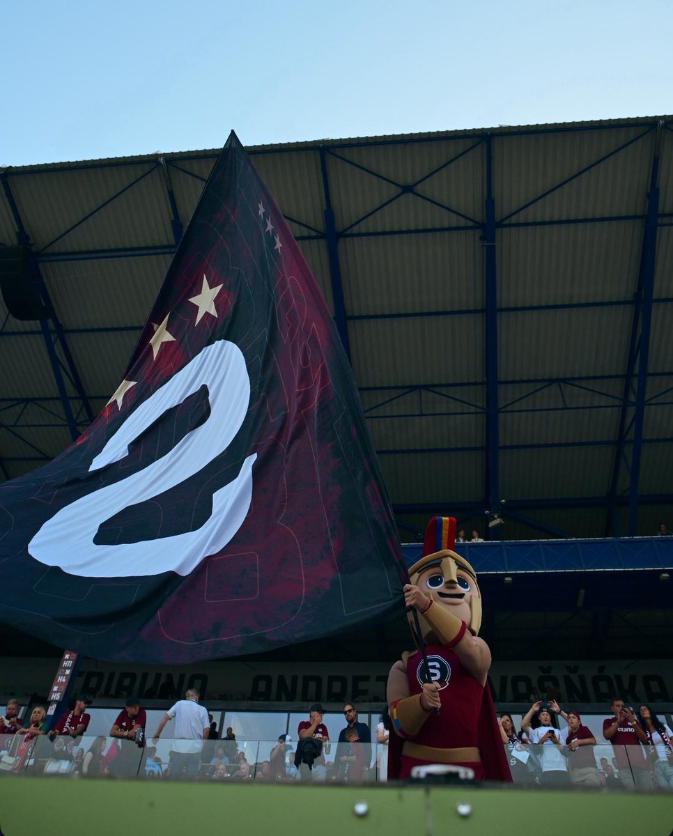 Nová vlajka pro maskota Rudyho z fotbalové Sparty, kterou jsem navrhl. 😁🧑🏻‍💻 Někdy je vtipný, kam až se grafika dostane. 😅