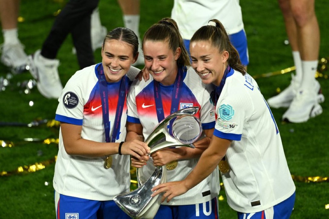 🏆🔴 Manchester United Women’s very own Ella Toone, Maya Le Tissier and Grace Clinton posing with the Women’s Euros trophy.

Champions of Europe! 👑

#MUFC