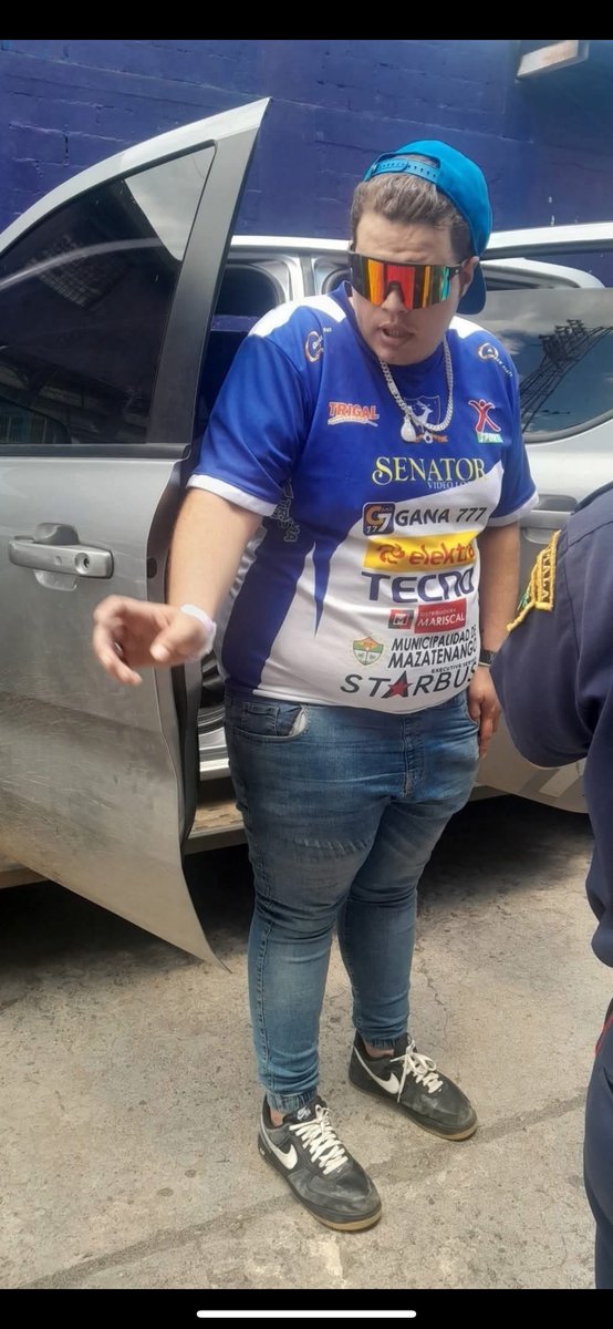 wijors's tweet image. Dejó al nene dentro del carro mientras se iba a ver perder al CSD SUCHI.
Ojalá lo metan preso, le quiten el acceso al estadio y la mamá del nene reflexione sobre el padre que le dió al canchito. CASI SE MUERE del calor!!!
#mazatenango #Mazatenango