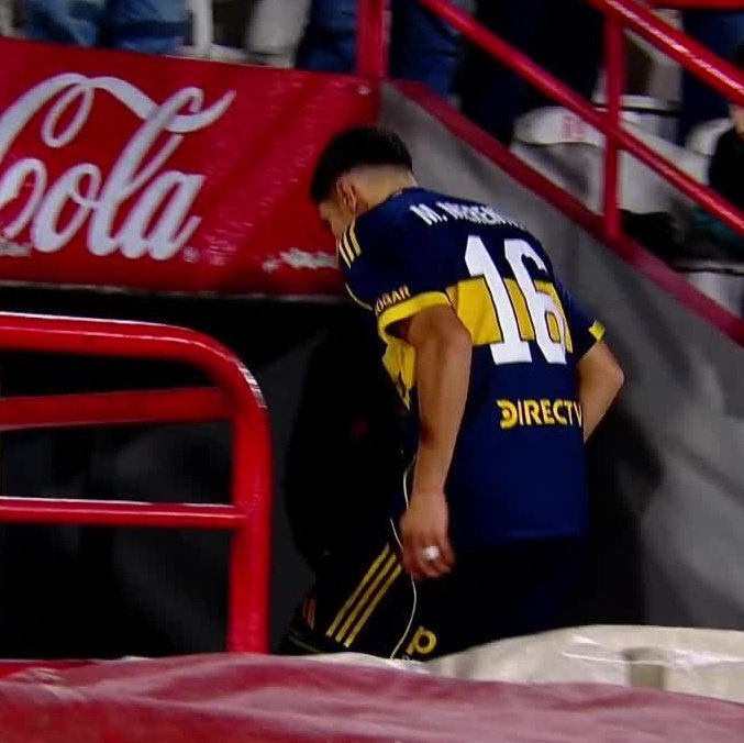 TermitoBostero's tweet photo. Este tipo siempre dió la cara por los hinchas y nos salvó infinitas veces y le faltan el respeto de esta manera para priorizar a un jubilado que no puede empujar una pelota abajo del arco, tiene todo el derecho del mundo a mandar a todos a la mierda y rescindir su contrato. https://t.co/DFPGbX45ho