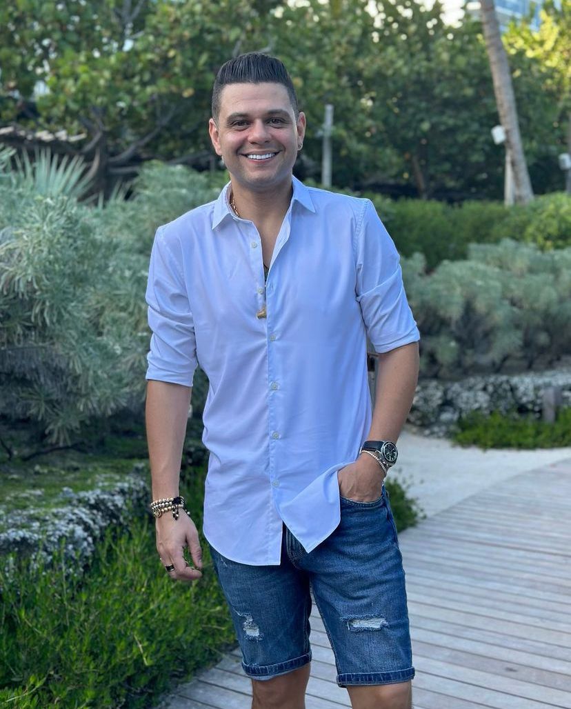 #noticiasvallenatas Festejamos el cumpleaños número 41 de <a href="/Luifer_Cuello/">LUIFER CUELLO</a>, intérprete de canciones como ‘Dile a tu papá’, ‘Lo que sea por verte’, ‘No aguanta’, ‘Una salidita’, ‘Tremenda nota’, ‘70 millones’, ‘Tendrás que llorar’, entre otras🎶🎤📻