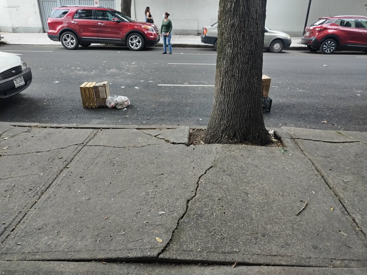 zandunga__'s tweet photo. @AlessandraRdlv @AlcCuauhtemocMx
Nuevamente franeleros apartando lugares y bloqueando el paso peatonal.
Hoy afuera del teatro Virginia Fábregas en las calles Velázquez de León y Alfonso Herrera
Urge que intervengan. https://t.co/CzHcG1fGFR