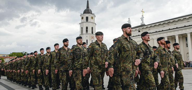 Brightmind24_7's tweet image. 🇩🇪 Germany is planning to build Europe’s strongest army, aiming to recruit up to 40,000 reservists annually by 2031.

The Bundeswehr will start with 15,000 recruits in 2025, growing the army from 182,000 to 260,000 soldiers and boosting reserves to 200,000 by 2035.

Photo: Getty…