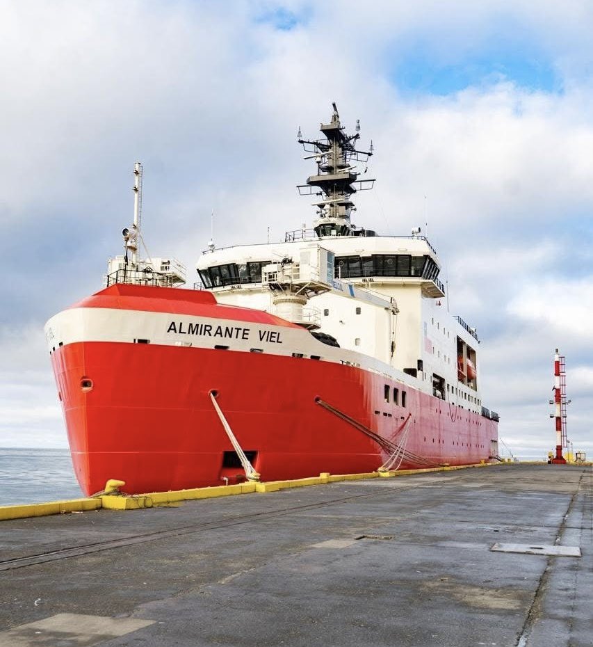 cesar_quezada's tweet image. Rompehielos Almirante Viel regresa a su puerto base, Punta Arenas previo a su primera misión a Chile Antártico en invierno 🇨🇱🇦🇶
Se encontró por primera vez con el rompehielos Nathaniel Palmer de EEUU 🇺🇸 que también tiene puerto base en Punta Arenas
infogate.cl/2025/07/rompeh…
#puq