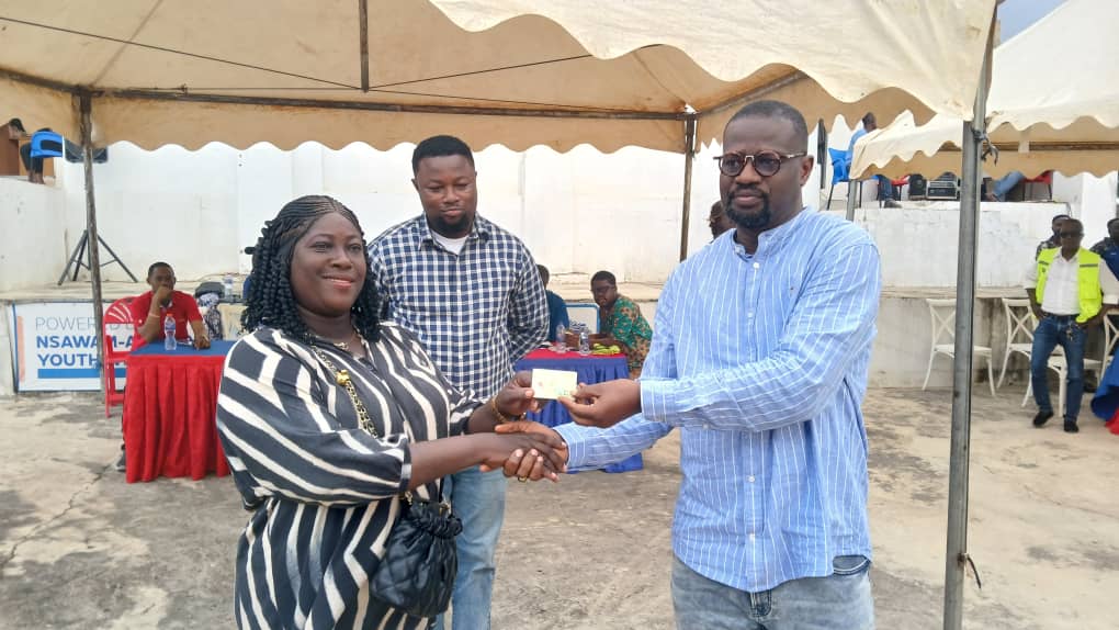 AbrefaKG's tweet image. A very Big thank you to the Mighty Minority Chief Whip Hon.@FAnnohDompreh for this good initiative.The promise made to the Commercial drivers & Okada Riders in Nsawam-Adoagyiri constituency about their drivers License & renewals has been delivered.Kudos to The Promise Keeper🙏