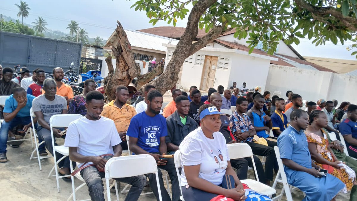 AbrefaKG's tweet image. A very Big thank you to the Mighty Minority Chief Whip Hon.@FAnnohDompreh for this good initiative.The promise made to the Commercial drivers & Okada Riders in Nsawam-Adoagyiri constituency about their drivers License & renewals has been delivered.Kudos to The Promise Keeper🙏