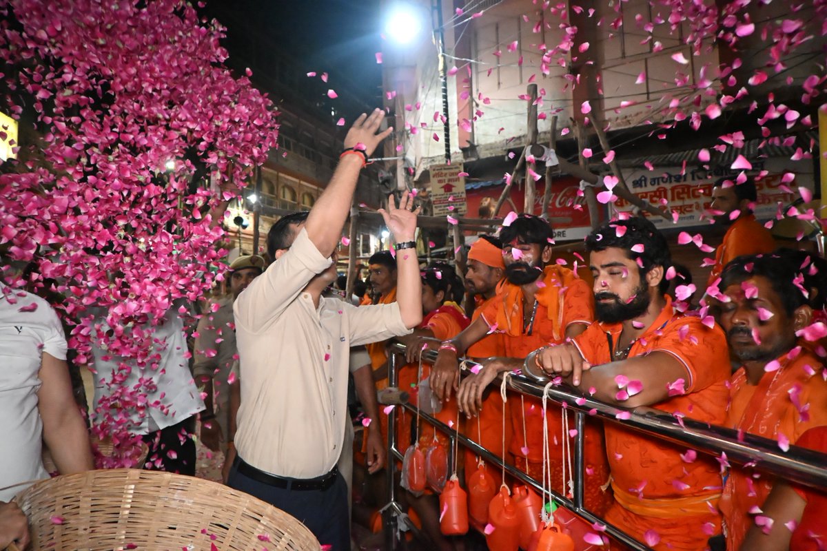 ShriVishwanath's tweet image. श्रावण माह तृतीय सोमवार – बाबा विश्वनाथ की मंगला आरती और श्रद्धालुओं पर पुष्पवर्षा, काशी में भक्ति का अभूतपूर्व दृश्य।
II श्री काशीविश्वनाथो विजयतेतराम II
#banaras #kashivishwanath #bholenath #sawansomwar #hinduism #sanatandharma #sawan2025