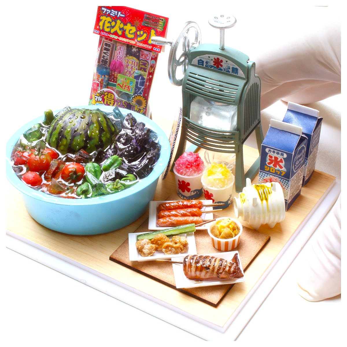 jalk_hatch's tweet image. 粘土製ミニチュアの夏の風物詩です🍧