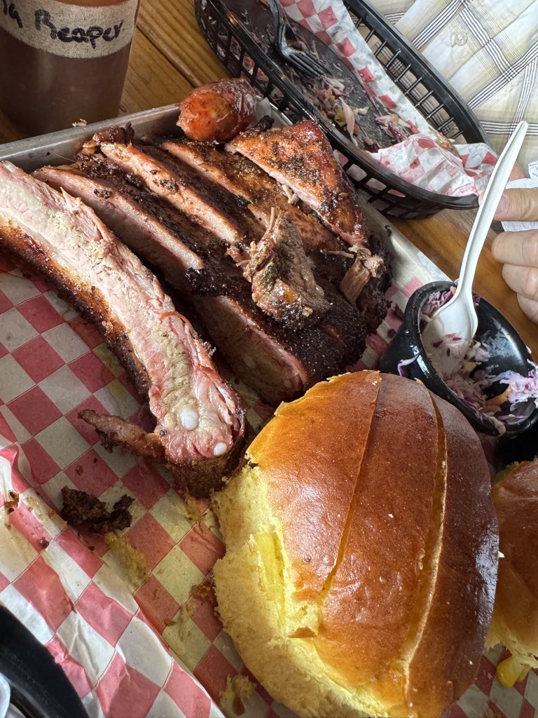 Compadres Smoke &amp; Grill en San Pedro El Saucito 

Síganme para más consejos. 

De nada 

En domingo, no cuentas las calorías.  

P.D. Sean felices, al menos que tengan otros planes.