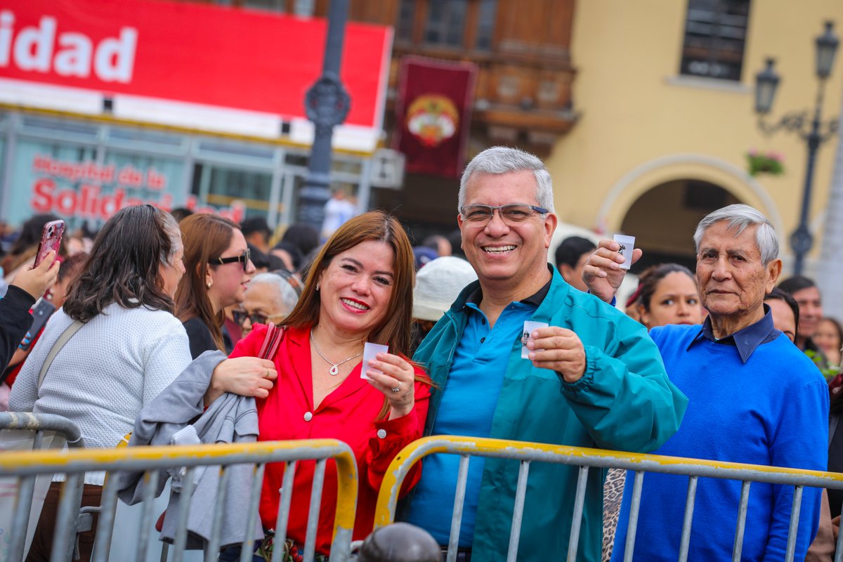 MuniLima's tweet image. #D铆aDelPisco: Ofrecimos m谩s de 7000 degustaciones en el coraz贸n de Lima
Este 27 de julio, conmemoramos este d铆a con la tradicional pileta del pisco en la Plaza Mayor. M谩s de 400 litros fueron distribuidos gratuitamente, en un evento que reuni贸 a cientos de personas.