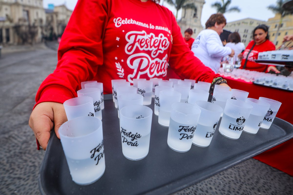 MuniLima's tweet image. #D铆aDelPisco: Ofrecimos m谩s de 7000 degustaciones en el coraz贸n de Lima
Este 27 de julio, conmemoramos este d铆a con la tradicional pileta del pisco en la Plaza Mayor. M谩s de 400 litros fueron distribuidos gratuitamente, en un evento que reuni贸 a cientos de personas.