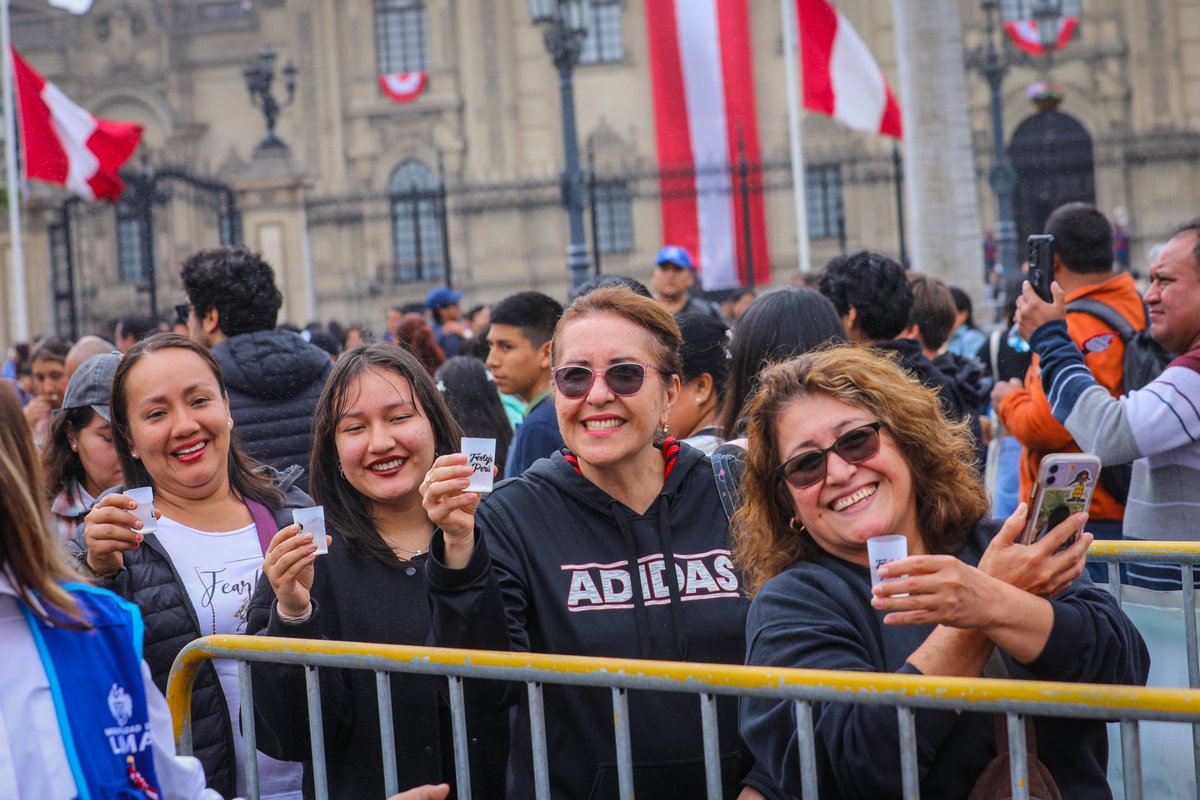 MuniLima's tweet image. #D铆aDelPisco: Ofrecimos m谩s de 7000 degustaciones en el coraz贸n de Lima
Este 27 de julio, conmemoramos este d铆a con la tradicional pileta del pisco en la Plaza Mayor. M谩s de 400 litros fueron distribuidos gratuitamente, en un evento que reuni贸 a cientos de personas.