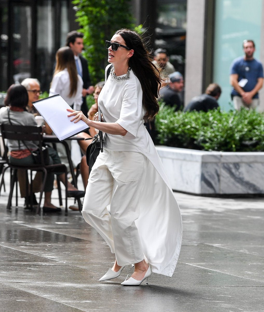 Anne Hathaway filming “The Devil Wears Prada 2” 📸 @backgrid_usa