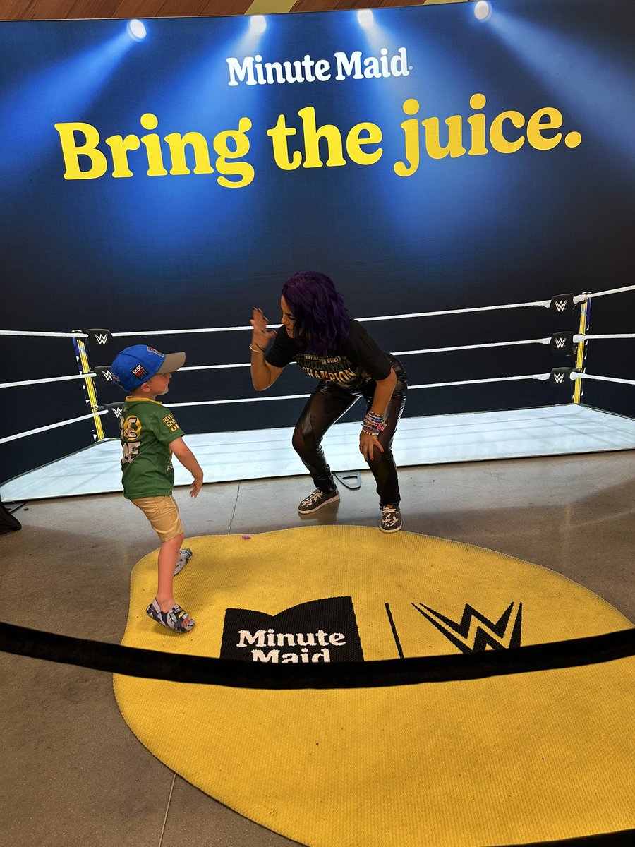 Veryraredillon's tweet image. @itsBayleyWWE Me and Jax met Bayley today! Great experience and worth the wait! And ofc Jax had to put on a show for her!🤣❤️ #wwe