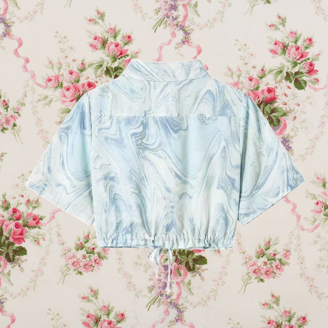 ManusxMachina's tweet image. 水に浮かせた抽象画ショートシャツ 
manus-machina.com/collections/an… 
水面に絵の具を垂らして混じり合ったマーブル模様を写し取ったようなデザインのショート丈のシャツ。偶発的に生まれた抽象絵画みたい。それは、心の余白に滲んだ感情の軌跡。デニムなどカジュアルなボトムスと合わせてみて。