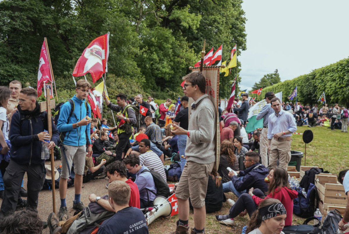 "Europa está cada vez más atea": medios, políticos, influenciadores y charlatanes varios.
Europa: (Suiza frontera con Francia): jóvenes católicos (convertidos que aumentan, muchos hijos de protestantes), en peregrinaje a Chartres, como parte del programa de la Congregación FSSP,
